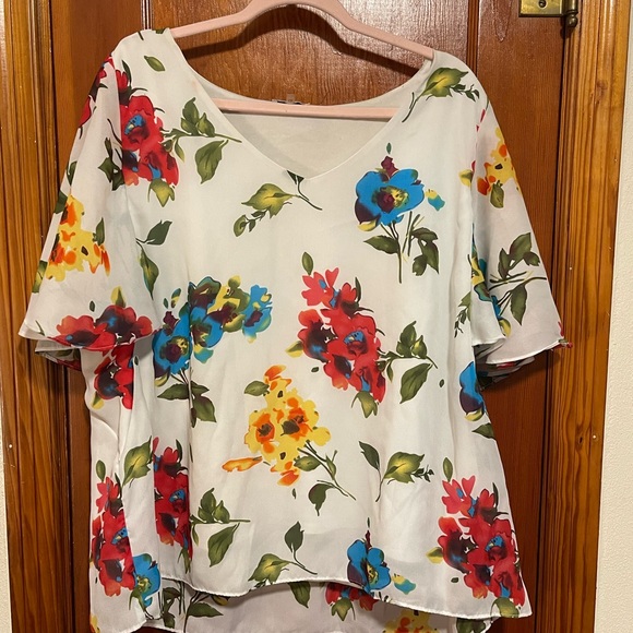 MILANO 🌸HOST PICK🌸 Floral Women’s Blouse Size 1X - Picture 2 of 4